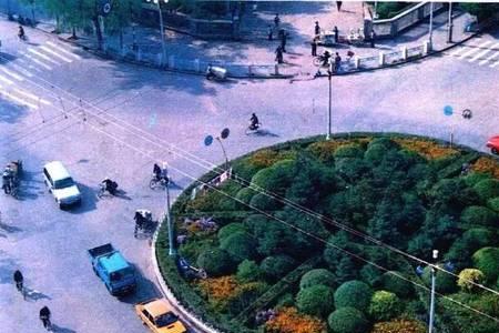 公园里的旋转转盘叫什么
