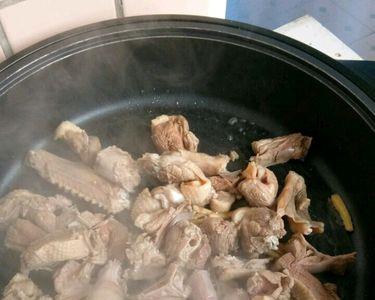 海鲜炖鸭肉的做法