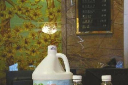 招待客人矿泉水怎么摆放