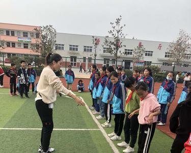 体育课向中间靠拢的口令