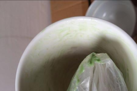 电脑屏幕出现黄色斑块怎么办