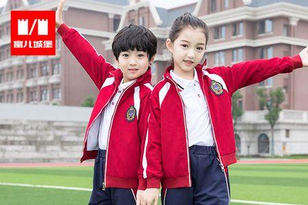 秋季红色校服里面穿什么