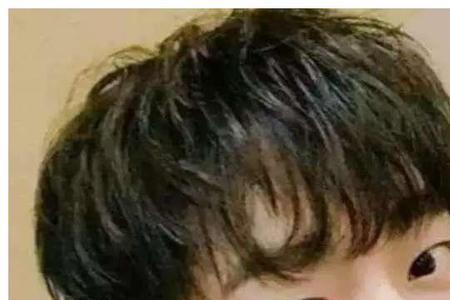 男生刘海直了不贴额头怎么办