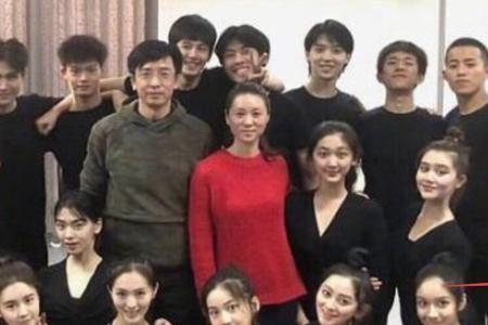 大合照拍照脸歪了怎么修图