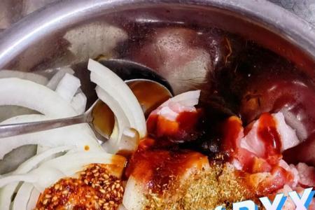 烧烤腌肉放油吗