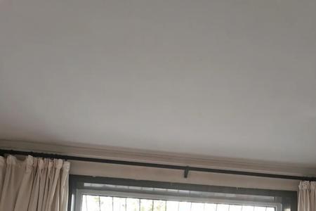 卧室窗户通风扇在上还是下