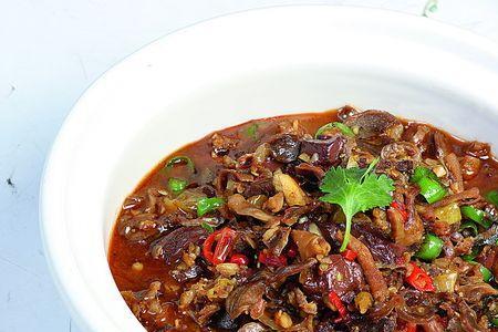 鸭血焖鸭杂的做法