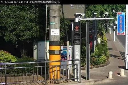 闯红灯认车不认人