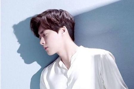 白衬衣要大点好看还是小点好看