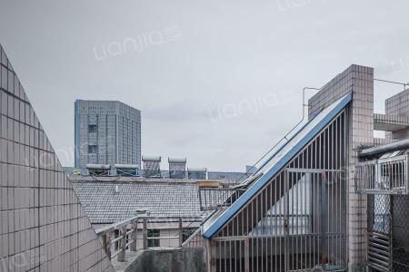 买顶楼带花园还是中间楼