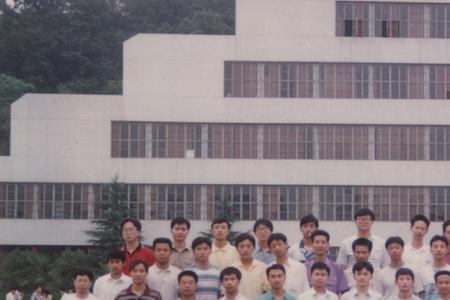 高三毕业多少岁