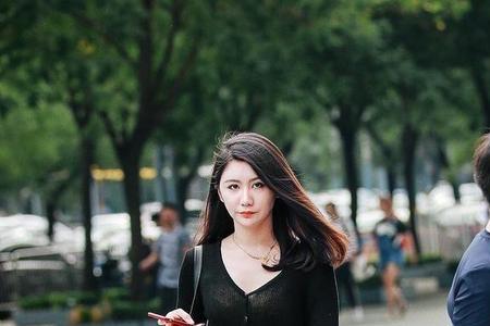 为什么有的人只穿深色衣服好看