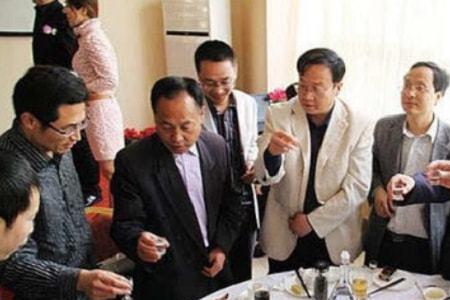 领导在隔壁怎样敬酒