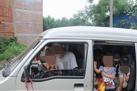 中面包车可以拉多少东西