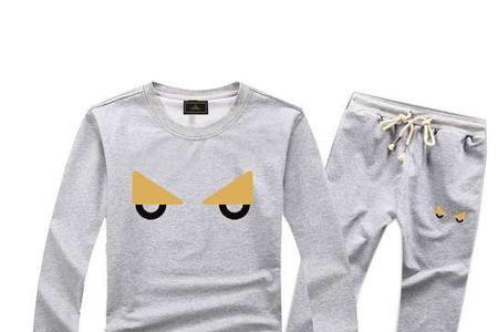 一对黄色眼睛的衣服是什么品牌