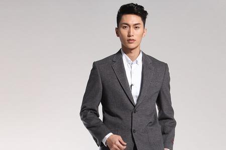 铁灰色衣服适合暗黄肤色