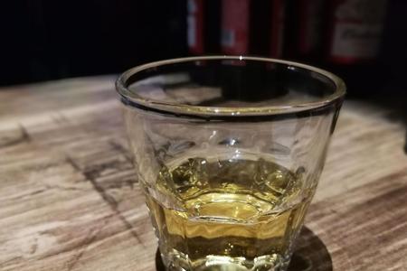 配酒杯的朋友圈