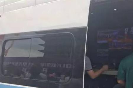为什么大巴车座位底下很热