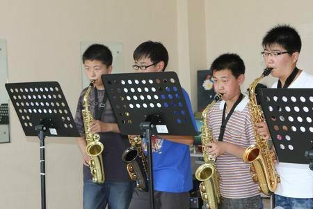 小孩学萨克斯还是单簧管