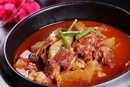 牛腩和猪骨头一起炖吗