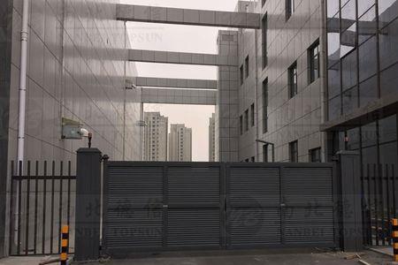 无轨伸缩门地面不平安装会跑偏