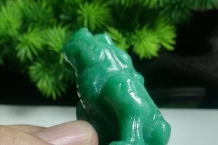 孔雀绿翡翠和葡萄绿比较
