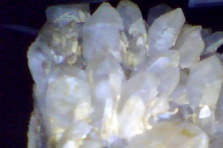 4个梭角长方形白色石头是玉石吗