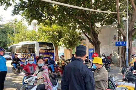 摆地摊为啥综合执法不让摆