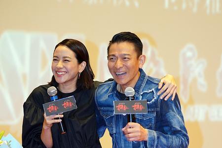 和刘德华一起的那个瘸子是谁