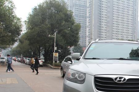 2010款进口胜达自重是多少