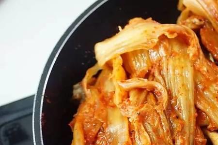 辣白菜炖鸭的做法