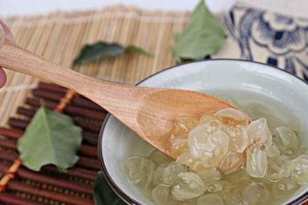 皂角米与紫荆花的区别