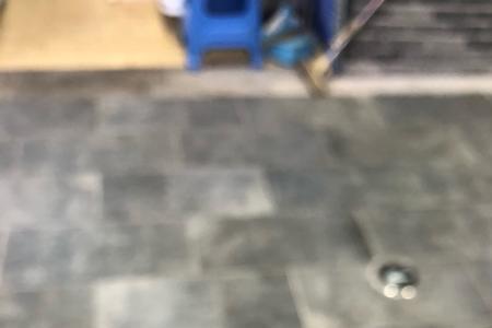 烤干了的甲油胶弄在桌子上