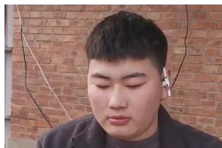 大衣哥长相特征