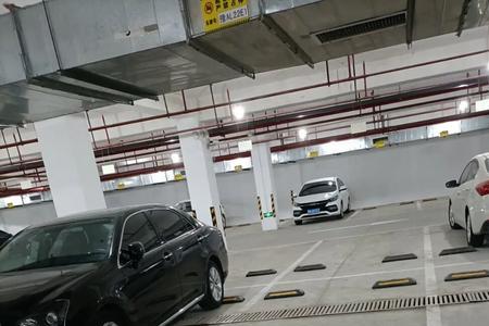 车位两边都是墙宽3米停车方便吗