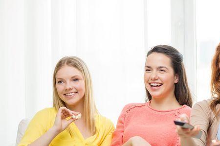 女生说在家看电影怎么回复