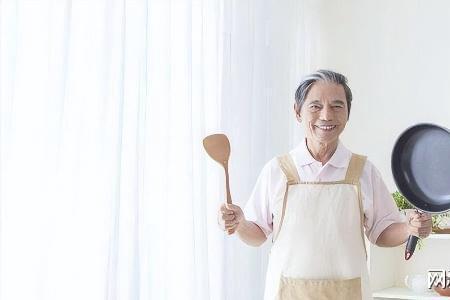 单身老人找男护工好吗
