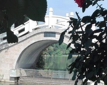 镜水楼台是什么意思