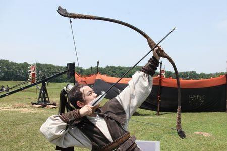学射则必张弓挟矢中挟的读音