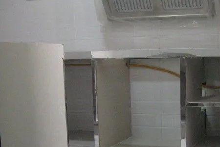 液化气灶对着厨房门好不好