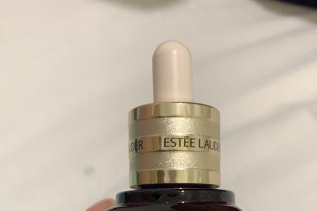 雅诗兰黛小棕瓶盖子自己会转
