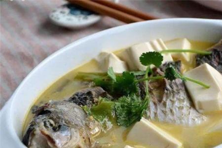 炖鲫鱼汤为啥要放咸肉