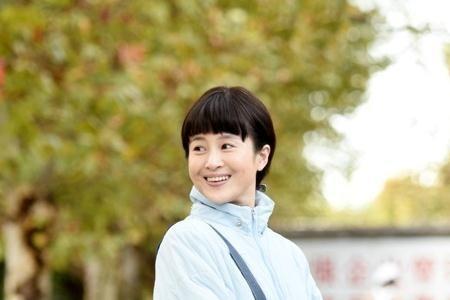 鸡毛飞上天江河日下什么意思