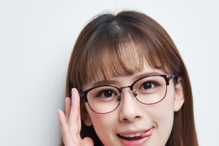为什么戴圆框眼镜眼镜会歪