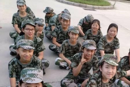 孩子装军训服发朋友圈