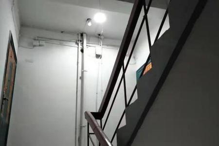楼梯灯关了还亮怎么回事