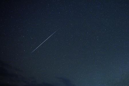 夜空划过流星什么意思