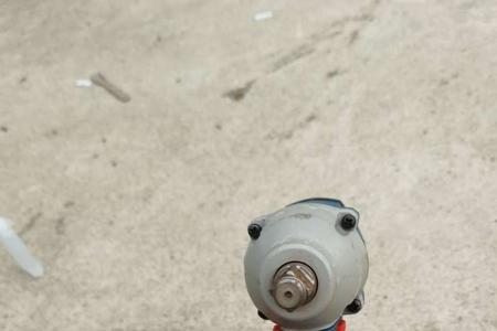 东成无刷电动扳手有电灯亮不转