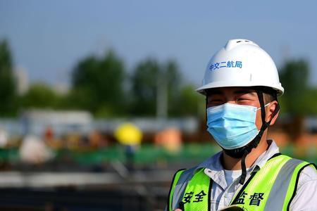 现场施工人员要穿安全服吗