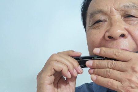 口琴从哪个方向开始吹